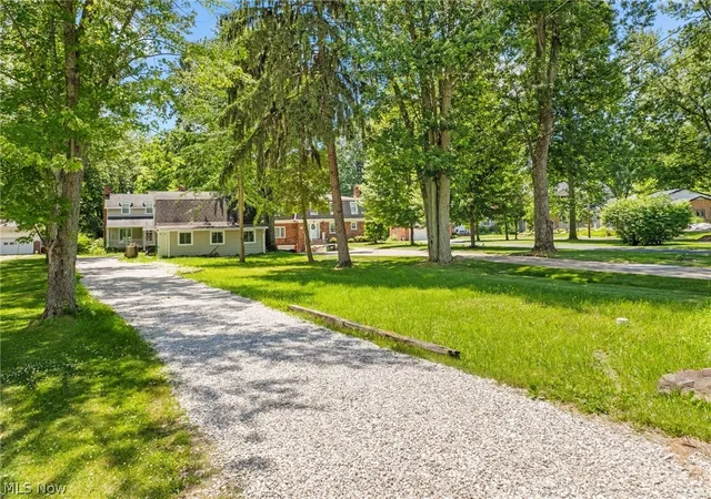 Photo 2 of Single family home for sale at 889 Grayton Rd, Berea, OH 44017 | MLS# 5220009 | Listing updated on 2026-09-10