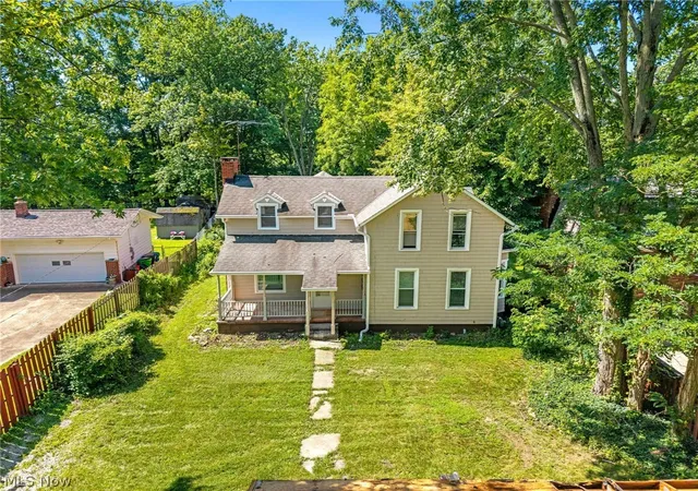Photo 3 of Single family home for sale at 889 Grayton Rd, Berea, OH 44017 | MLS# 5220009 | Listing updated on 2026-09-23
