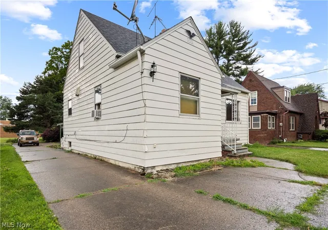 Photo 3 of Single family home for sale at 406 Root Rd, Lorain, OH 44052 | MLS# 5219517 | Listing updated on 2026-09-15