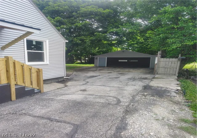 Photo 3 of Single family home for sale at 21 Fernwood Ave, Youngstown, OH 44509 | MLS# 5220711 | Listing updated on 2026-09-12
