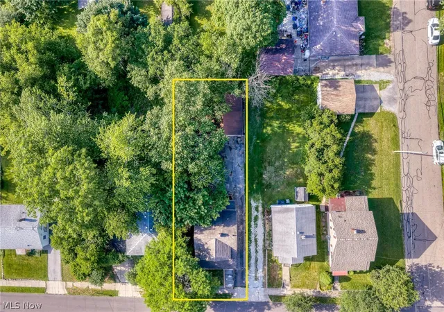 Photo 3 of Single family home for sale at 39 E Catawba Ave, Akron, OH 44301 | MLS# 5220332 | Listing updated on 2026-09-03