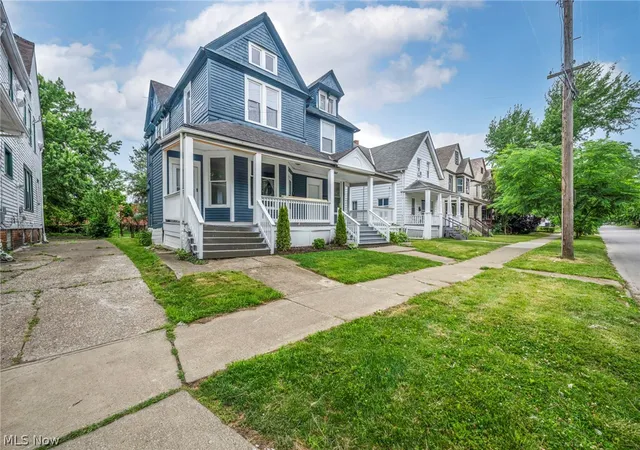 Listing Photo 3 - Condo for sale in building located at 2609 Mapledale Ave, Cleveland, OH 44109