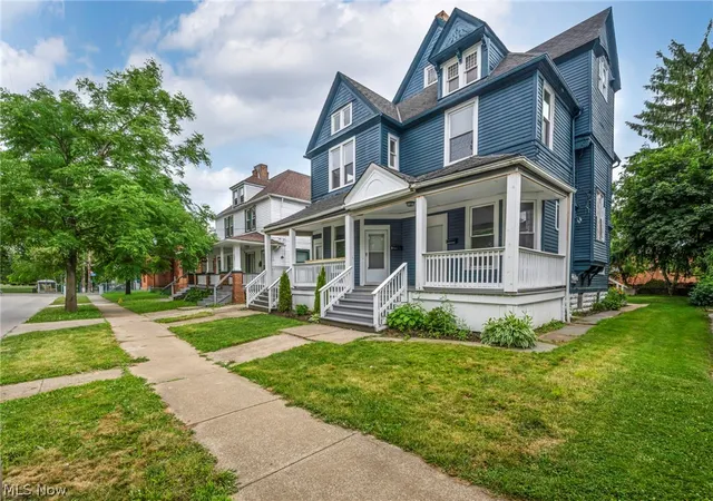 Listing Photo 4 - Condo for sale in building located at 2609 Mapledale Ave, Cleveland, OH 44109