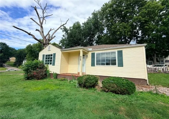 Photo 2 of Single family home for sale at 939 Blue Ave, Zanesville, OH 43701 | MLS# 5221114 | Listing updated on 2026-09-04