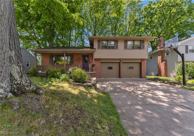Photo 2 of Single family home for sale at 691 Oakridge Dr, Youngstown, OH 44512 | MLS# 5218775 | Listing updated on 2026-08-31
