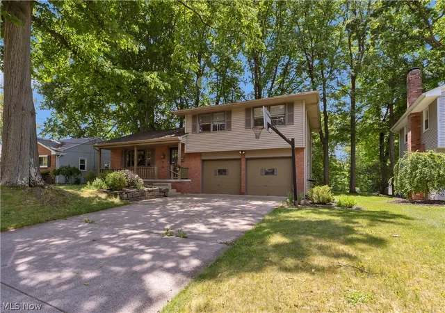 Photo 3 of Single family home for sale at 691 Oakridge Dr, Youngstown, OH 44512 | MLS# 5218775 | Listing updated on 2026-08-31