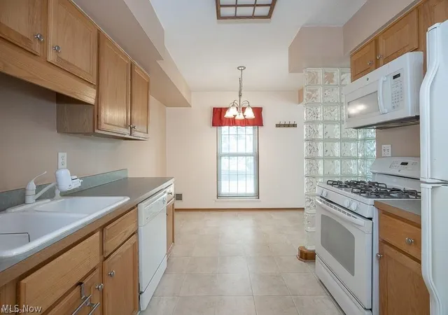 Listing Photo 4 - Condo for sale in building located at 20325 Williamsburg Ct, Middleburg Heights, OH 44130 - Unit #310B