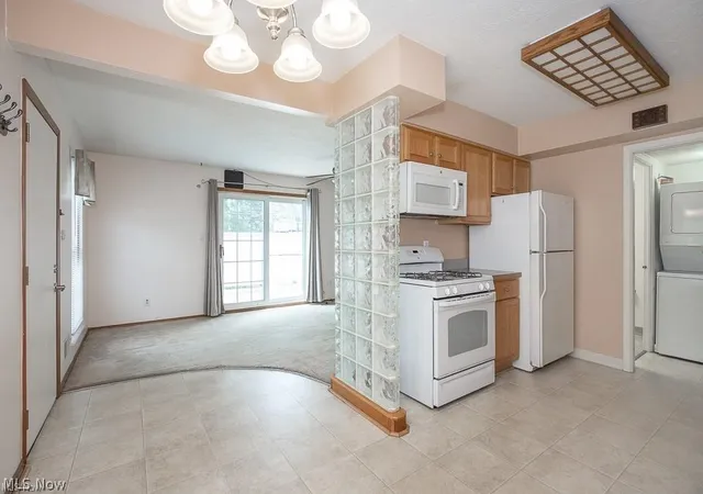 Listing Photo 5 - Condo for sale in building located at 20325 Williamsburg Ct, Middleburg Heights, OH 44130 - Unit #310B