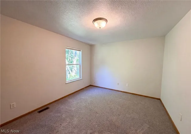 Photo 3 of Single family home for sale at 1004 Bellows St, Akron, OH 44311 | MLS# 5222237 | Listing updated on 2026-09-10
