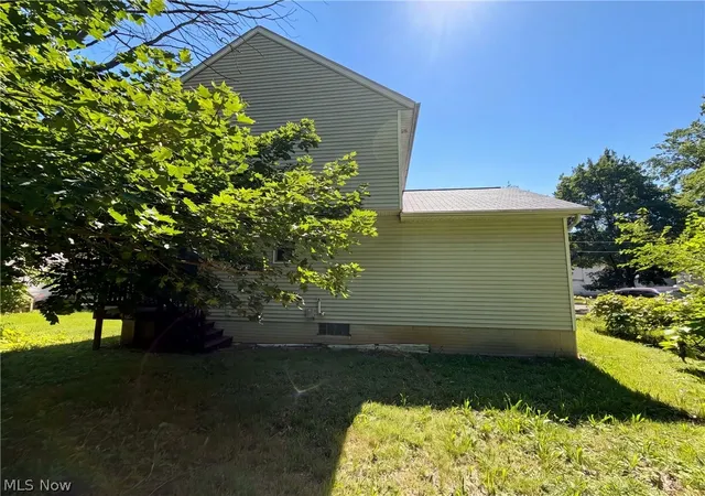 Photo 4 of Single family home for sale at 1004 Bellows St, Akron, OH 44311 | MLS# 5222237 | Listing updated on 2026-09-10