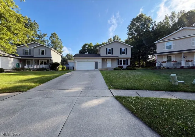 Photo 4 of Sale Pending at 654 Diamond Cir, Ravenna, OH 44266 | MLS# 5222438 | Listing updated on 2026-09-04