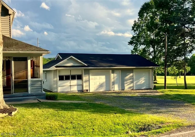 Photo 3 of Single family home for sale at 1517 W Garfield Rd, Columbiana, OH 44408 | MLS# 5221169 | Listing updated on 2026-09-08