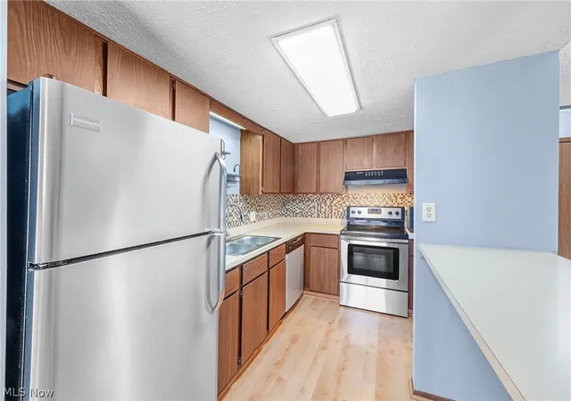 Listing Photo 4 - Condo for sale in building located at 621 Ctr Ave, Cuyahoga Falls, OH 44221