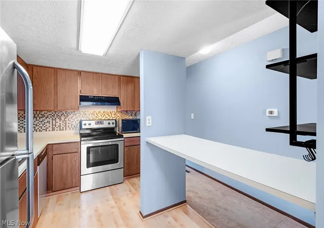 Listing Photo 5 - Condo for sale in building located at 621 Ctr Ave, Cuyahoga Falls, OH 44221
