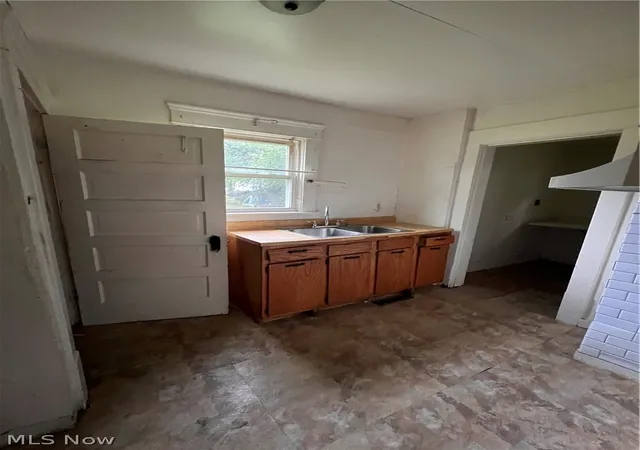 Photo 4 of Single family home for sale at 107 W Dalton St, Akron, OH 44310 | MLS# 5221915 | Listing updated on 2026-09-10