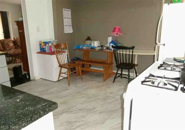 Photo 3 of Single family home for sale at 927 Bloomfield Ave, Akron, OH 44302 | MLS# 5222291 | Listing updated on 2026-09-10