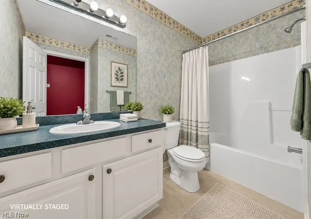 Listing Photo 2 - Condo for sale in building located at 9680 Sylvan Ln, Concord Township, OH 13739