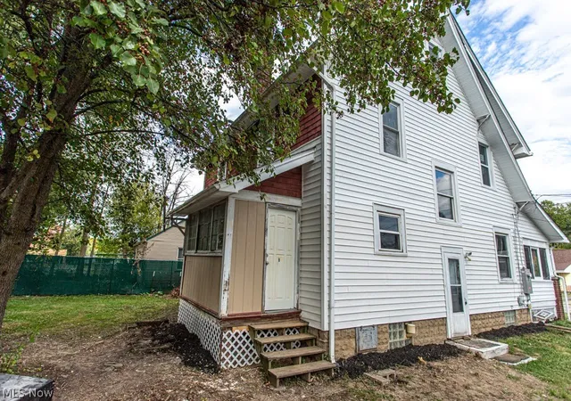 Photo 2 of Single family home for sale at 154 S Schenley Ave, Youngstown, OH 44509 | MLS# 5223235 | Listing updated on 2026-09-11