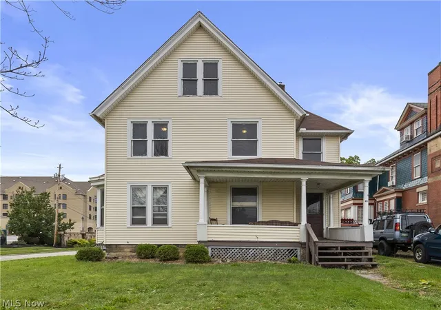 Photo 2 of Single family home for sale at 611 West Ave, Elyria, OH 44035 | MLS# 5223299 | Listing updated on 2026-09-05