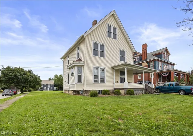 Photo 2 of Single family home for sale at 611 West Ave, Elyria, OH 44035 | MLS# 5223299 | Listing updated on 2026-09-05