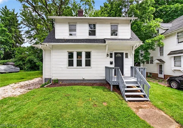 Photo 3 of Single family home for sale at 471 Beechwood Dr, Akron, OH 44320 | MLS# 5223191 | Listing updated on 2026-09-11