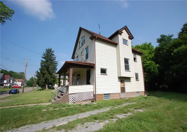Photo 2 of Sale Pending at 360 W Delason Ave, Youngstown, OH 44511 | MLS# 5223860 | Listing updated on 2026-09-10