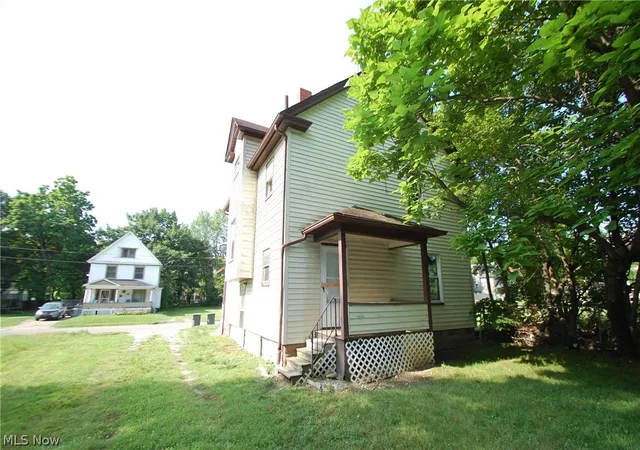 Photo 3 of Sale Pending at 360 W Delason Ave, Youngstown, OH 44511 | MLS# 5223860 | Listing updated on 2026-09-10