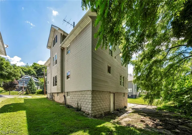 Photo 4 of House for sale at 1288 Pondview Ave, Akron, OH 44305 | MLS# 5222371 | Listing updated on 2026-09-03