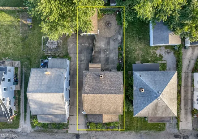 Photo 3 of Single family home for sale at 1628 May Pl NE, Canton, OH 44705 | MLS# 5224406 | Listing updated on 2026-09-04
