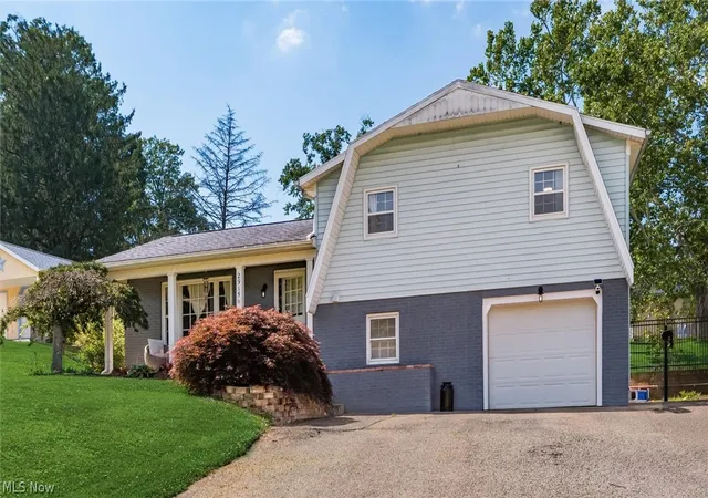 Photo 2 of Sale Pending at 2915 Thorn Dr, Zanesville, OH 43701 | MLS# 5224714 | Listing updated on 2026-09-04