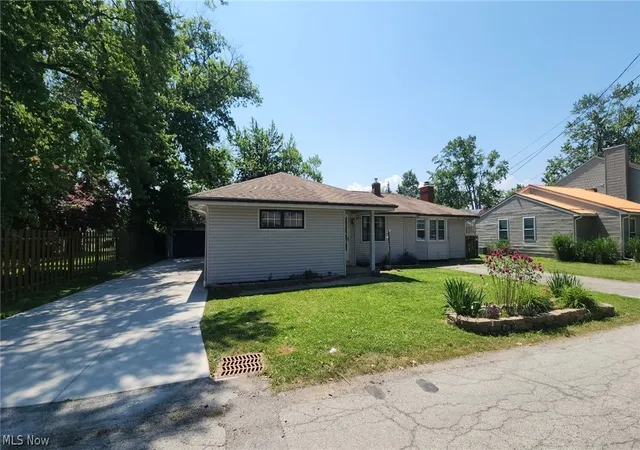 Photo 1 of Single family home for sale at 35952 Lakomis Dr, Eastlake, OH 44095 | MLS# 5205521 | Listing updated on 2026-09-11