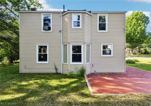 Photo 4 of Single family home for sale at 1824 Edgewood St NE, Warren, OH 44483 | MLS# 5225275 | Listing updated on 2026-09-03