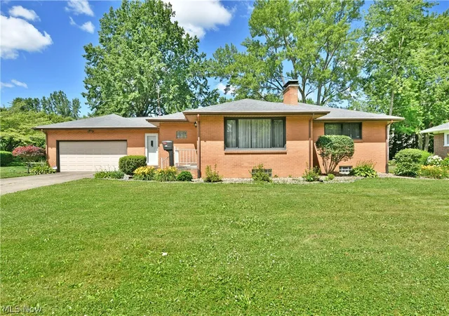 Photo 1 of Single family home for sale at 208 Broadway Ave Se, Warren, OH 44484 | MLS# 5225051 | Listing updated on 2026-09-09