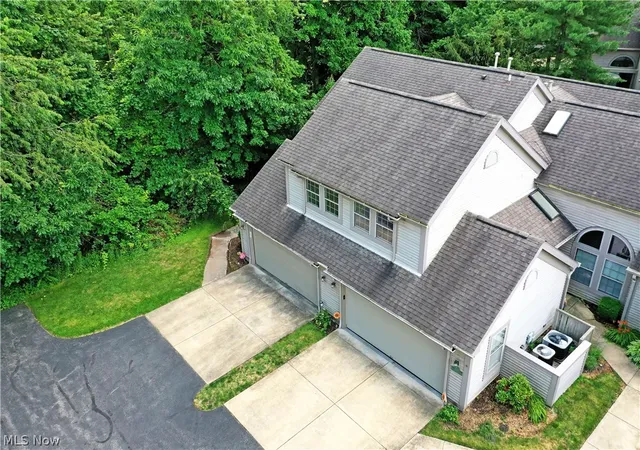 Listing Photo 4 - Condo for sale in building located at 115 N Aspen Ct NE, Warren, OH 44484 - Unit #1
