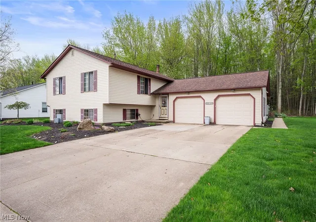 Listing Photo 2 - Condo for sale in building located at 8330 Quail Pt Ln, Mentor, OH 44060