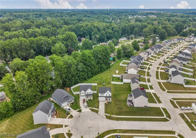 Photo 4 of Single family home for sale at 704 Maple Holw Ct, Elyria, OH 44035 | MLS# 5225500 | Listing updated on 2026-09-02