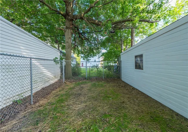 Listing Photo 2 - Condo for sale in building located at 2202 Wyandotte Ave, Lakewood, OH 44107 - Unit #2202