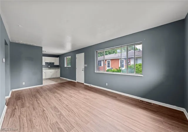 Listing Photo 4 - Condo for sale in building located at 1235 Roslyn Ave, Akron, OH 44320