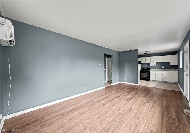 Listing Photo 5 - Condo for sale in building located at 1235 Roslyn Ave, Akron, OH 44320