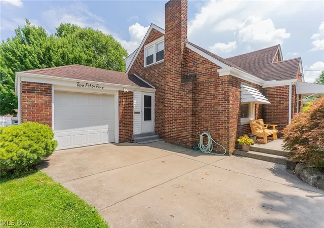 Photo 3 of Single family home for sale at 255 Grandview Ave, Hubbard, OH 44425 | MLS# 5226457 | Listing updated on 2026-09-17