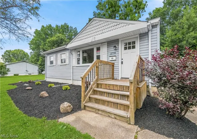 Photo 3 of Sale Pending at 2798 Randolph St Nw, Warren, OH 44485 | MLS# 5226981 | Listing updated on 2026-09-16