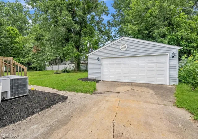 Photo 3 of Sale Pending at 2798 Randolph St NW, Warren, OH 44485 | MLS# 5226981 | Listing updated on 2026-09-16