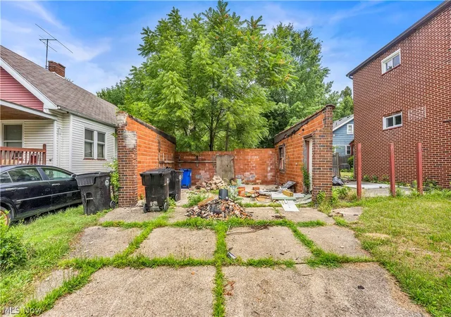 Listing Photo 2 - Condo for sale in building located at 3852 E 140th St, Cleveland, OH 44128