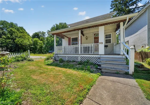 Photo 2 of Single family home for sale at 32 Water St, Geneva, OH 44041 | MLS# 5227446 | Listing updated on 2026-09-04