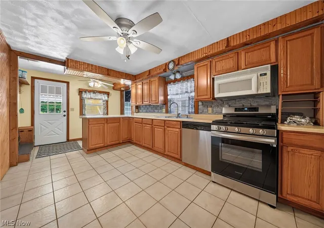 Photo 3 of Single family home for sale at 32 Water St, Geneva, OH 44041 | MLS# 5227446 | Listing updated on 2026-09-04