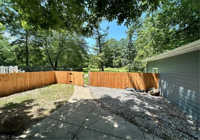 Photo 4 of Single family home for sale at 992 Lander Rd, Cleveland, OH 44143 | MLS# 5227177 | Listing updated on 2026-09-18