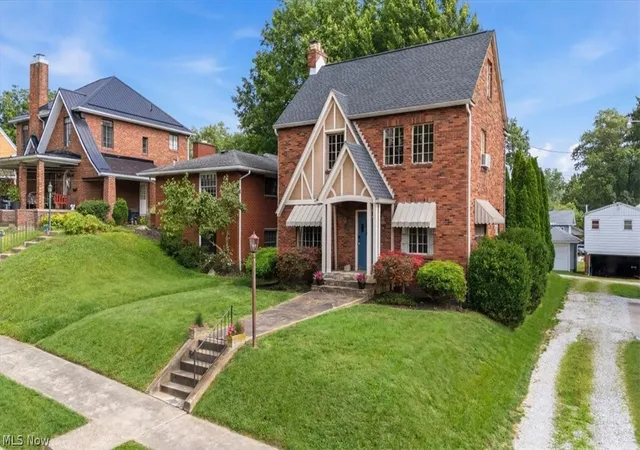 Photo 2 of Single family home for sale at 2009 20th Street, Parkersburg, WV 26101 | MLS# 5227082 | Listing updated on 2026-09-11