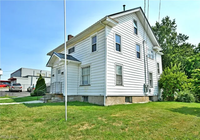 Listing Photo 3 - Condo for sale in building located at 3238 Youngstown Rd SE, Warren, OH 44484