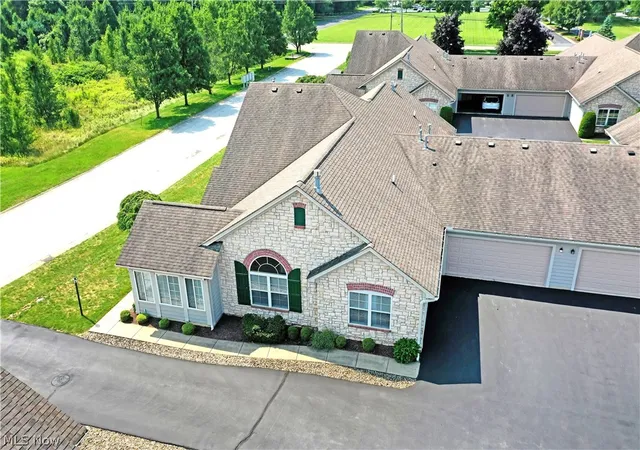 Listing Photo 2 - Condo for sale in building located at 201 River Gln Dr NE, Warren, OH 44484
