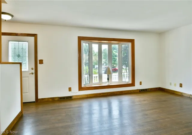 Photo 3 of Single family home for sale at 1393 Sunnyfield Ave Nw, Warren, OH 44481 | MLS# 5226597 | Listing updated on 2026-09-28